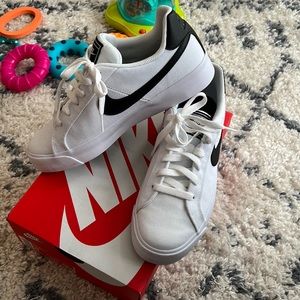 Nike Court Royals AC CNV size 8